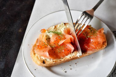 Krem peynirli gevrek ekmek, sağlıklı lezzetli üzerine ile füme somon yemek kahvaltı.
