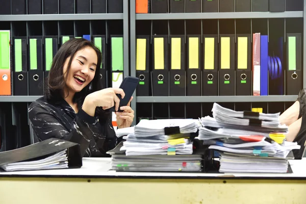 Lui Aziatische office vrouw met behulp van mobiele slimme telefoon in de arbeidstijd, niet productief werknemer. — Stockfoto