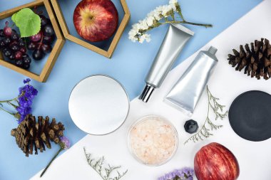 Kozmetik şişe kapları ile meyve vitamini özünü malzemeler, mock-up, doğal güzellik ürün kavramı marka için boş etiket.