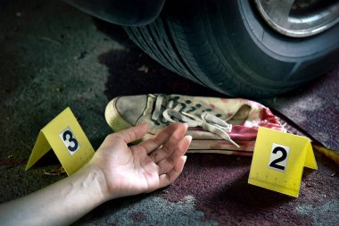 Suç sahne soruşturma delilleri ve suç marker, yol, araba kazası, sokakta bir araba çarptı yalan kan vücut üzerinde kaza.