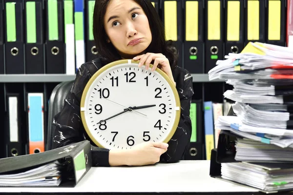 Офисный работник держит часы, работает сверхурочно и много работы, концепция управления временем . — стоковое фото
