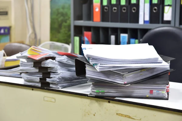 Lavora sodo, molto lavoro, pile di documenti e cartelle di file sulla scrivania dell'ufficio . — Foto Stock