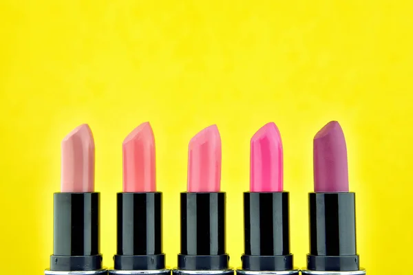 Batom, Conjunto de batom cor-de-rosa variedade sombra sobre fundo amarelo brilhante . — Fotografia de Stock