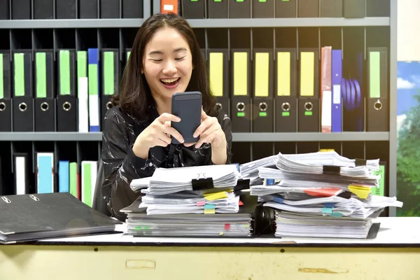 Çalışma zamanında, Sigara verimli çalışan mobil akıllı telefon kullanan tembel Asya ofis kadın. — Stok fotoğraf