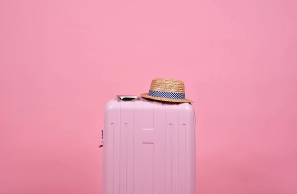 Reiziger roze koffer en paspoort reizen concept document over roze achtergrond, reis. — Stockfoto