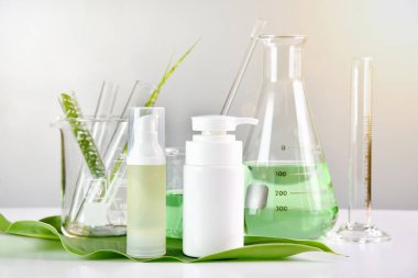 Doğal Cilt Bakımı, yeşil bitkisel organik güzellik ürün bulma bilim Laboratuvarı, mock-up marka için boş kozmetik paket. (Seçici odak)