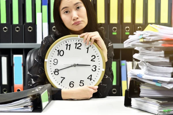 Упорно работайте, офисный работник держит часы, работает сверхурочно и много работы, концепция управления временем . — стоковое фото