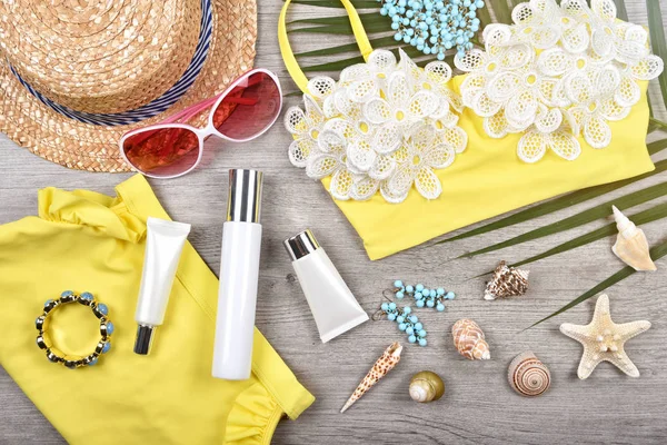 Proteção facial de verão, proteção solar com etiqueta em branco recipiente de garrafa de cosméticos para marcar o modelo . — Fotografia de Stock