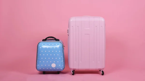 Zestaw bagaż walizki, walizki Traveler różowy i niebieski rozmiar bagażu na różowym tle, podróż kabinowym i podróżować pojęcie. — Zdjęcie stockowe