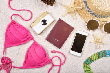 Yaz ve seyahat gerekli hazırlık, seyahat aksesuarları, pasaport, güneş gözlüğü ve kamera.