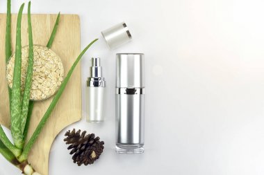 Aloe vera bitki, Doğal Cilt Bakımı Güzellik ürünü. Kozmetik şişe kapları ile yeşil bitki yaprakları, mock-up marka için boş etiket.