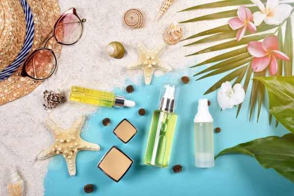 Protezione della pelle del viso estiva, protezione solare con contenitore per bottiglie cosmetiche con etichetta bianca per il marchio mock-up . — Foto Stock