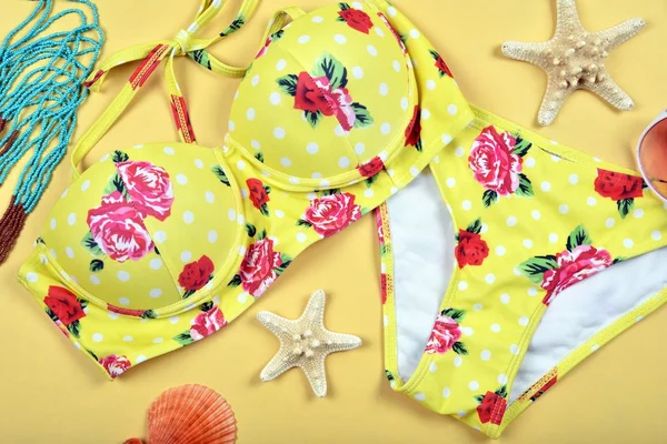 Sommar baddräkt bikinimode, färgglada strand kläder. — Stockfoto