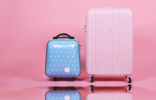 Zestaw bagaż walizki, walizki Traveler różowy i niebieski rozmiar bagażu na różowym tle, podróż kabinowym i podróżować pojęcie. — Zdjęcie stockowe