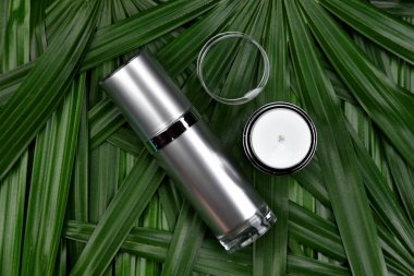 Yeşil Bitkisel Kozmetik şişe kaplarda bırakır arka plan, marka mock-up, Doğal Cilt Bakımı Güzellik ürün kavramı için boş etiket.