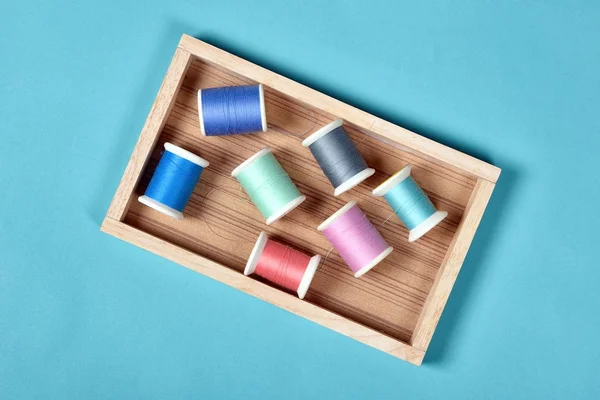 Podproces rohlíky, skupina barevné vlákno šicí stůl, Craft, šití a vyšívání konceptu. — Stock fotografie