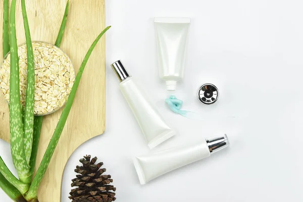 Εργοστάσιο Aloe vera, προϊόν ομορφιάς φυσικό skincare. Καλλυντικά μπουκάλι δοχεία με πράσινο βότανα φύλλα, λευκά label για branding μακέτα. — Φωτογραφία Αρχείου