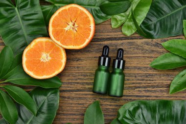 Kozmetik cilt bakım c vitamini ile özü, kozmetik damlalık şişe kapları ile taze portakal dilimleri, marka mock-up, doğal C vitamini güzellik ürün kavramı için boş etiket.