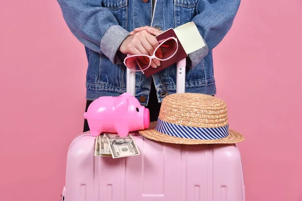 Reiziger roze koffer, passagiers en paspoort document over roze achtergrond, geld geld besparen en reizen concept. — Stockfoto