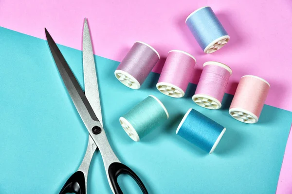 Podproces rohlíky, skupina barevné vlákno šicí stůl, Craft, šití a vyšívání konceptu. — Stock fotografie
