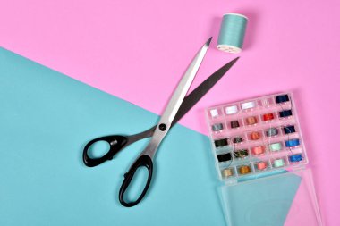 İplik rulo ve makas, grup renkli iplik dikiş Danışma, el sanatları, dikiş ve iğne işi kavramı.