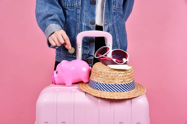Poupança de dinheiro para o conceito de viagem, mala de viagem e rosa, documento de passaporte e passageiro sobre fundo rosa . — Fotografia de Stock