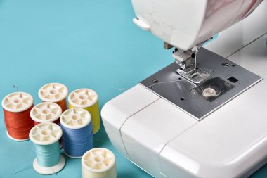 Pastel renk arka plan, terzi ve tasarımcı Masası, ayak dikiş makinesi ve el sanatları Aksesuar yakından.