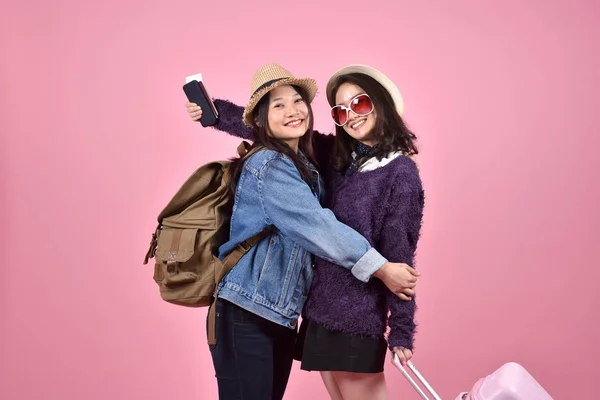 Щасливі туристичні подружки зустрічаються і обіймаються в аеропорту, молоді азіатські мандрівники розважаються разом, Відпочинок і концепція подорожей . — стокове фото