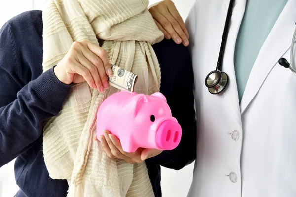 Koncepcja ubezpieczeń zdrowotnych, pacjenta lekarz płatniczych dla usług medycznych z pieniądze banknot Dolar, medycyna kosztuje oszczędność wydatków w Skarbonka. — Zdjęcie stockowe