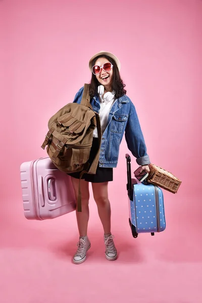 Uśmiecha się kobieta Azji podróżnik carry dużo bagażu, szczęśliwy turysta dziewczyna o wakacje wesoły wycieczka, wiele bagażu, walizka i plecak, torba usługi depozytowe. — Zdjęcie stockowe