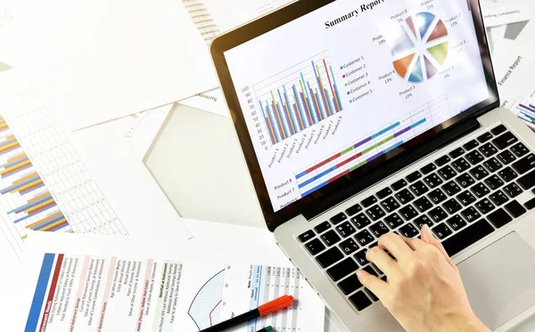 İş Özet raporu ve Strateji planlama, iş kadınları veri belgeleri, iş grafik ve grafik analiz gözden.