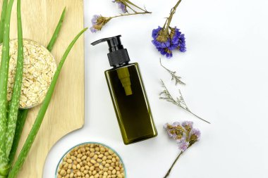 Aloe vera bitki, Doğal Cilt Bakımı Güzellik ürünü. Kozmetik şişe kapları ile yeşil bitki yaprakları, mock-up marka için boş etiket.