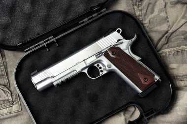 Tabanca 11mm, silah silah serisi, kamuflaj arka plan Polis tabanca yakın çekim.