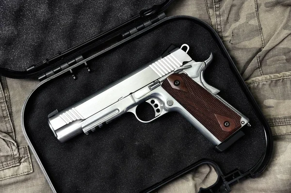Pistola 11mm, Pistola serie arma, Pistola de la policía de cerca en el fondo de camuflaje . — Foto de Stock