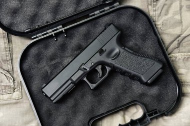 Tabanca 9mm, silah silah serisi, kamuflaj arka plan Polis tabanca yakın çekim.