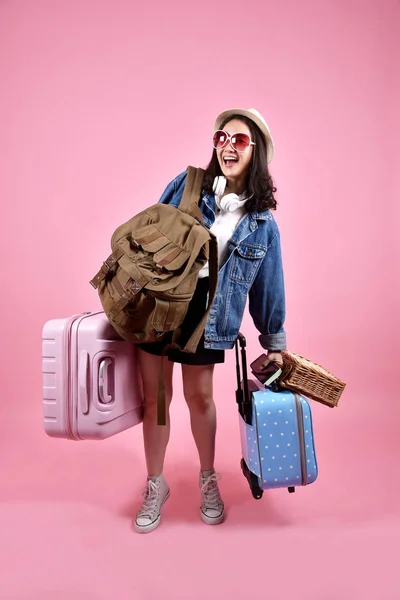 Glimlachend Aziatische vrouw reiziger dragen veel bagage, Happy toeristische meisje met vrolijke vakantiereis, veel bagage, koffer en rugzak, tas storting service. — Stockfoto