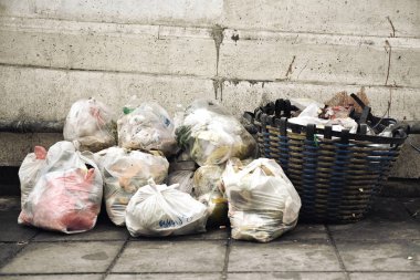 Evdeki ıslak yiyecek çöplerinden gelen çöp torbaları, kentsel atık ayıklama sorunu, şehir caddesindeki çöp yığını..