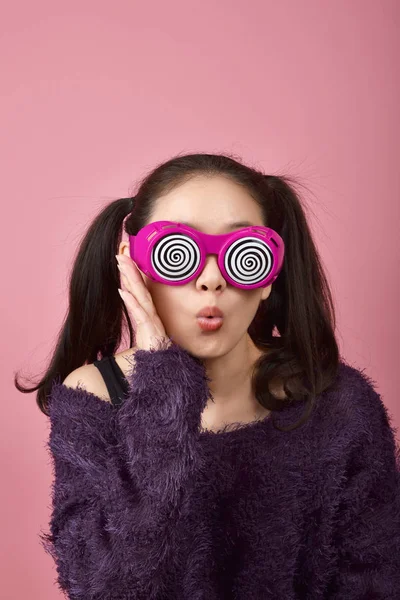 Surpris femme asiatique, crier fille portant des lunettes drôles sur fond rose isolé, Wow sentiments visage avec espace de copie pour la publicité . — Photo