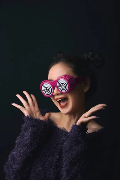 Surpris femme asiatique, Main présentant le produit pour la publicité, Bonheur fille portant des lunettes drôles avec plus excitant wow sentiment . — Photo
