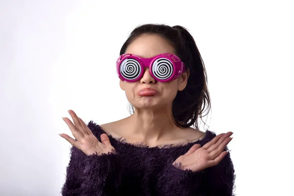 Förvirrad och upprörd asiatisk kvinna bära roliga glasögon, Flickans ansikte uttryck känsla oro röriga problem på isolerad vit bakgrund. — Stockfoto