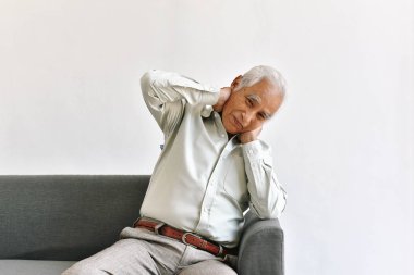 Düşünme jest ile kafa karıştırıcı ve unutkan yaşlı Asya adam, Alzheimer hastalığı, eski emeklinin demans bilişsel beyin sorunu, Kıdemli Sağlık konsepti.