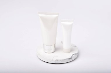 Yüz temizleyici, kozmetik şişe kutuları beyaz arka planda izole edilmiş, markalaştırma için boş etiket, cilt bakımı ürün konsepti.
