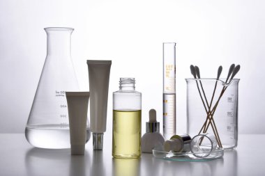 Kozmetik şişe kapları ve bilimsel cam eşyalar, markalaştırma için boş paket, cilt bakımı, cilt bakımı, araştırma ve geliştirme uzmanı tarafından yapılan tıbbi cilt bakımı..