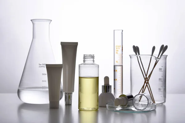 Contenitori per bottiglie cosmetiche e vetreria scientifica, Pacchetto vuoto per il modello di branding, Skincare farmaceutico dal medico dermatologo, Ricerca e sviluppo del concetto di prodotto di bellezza. — Foto Stock