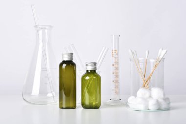 Kozmetik şişe kapları ve bilimsel cam eşyalar, markalaştırma için boş paket, cilt bakımı, cilt bakımı, araştırma ve geliştirme uzmanı tarafından yapılan tıbbi cilt bakımı..