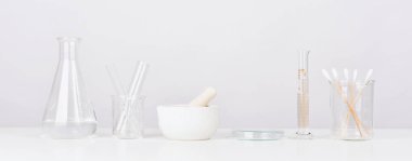 Havan topu ve tokmaklı bilimsel laboratuar vitrinleri, Tıbbi araştırma ve geliştirme konsepti, Panoramik başlık pankartı.