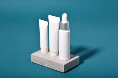 Yaprak gölgesi ve ışık efektiyle paketlenmiş kozmetik şişe kapları, organik markalaşma için boş etiket, doğal cilt bakımı ürün konsepti.