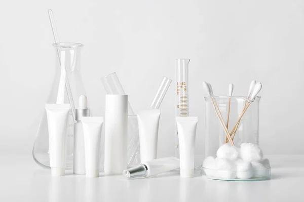 Kosmetické láhve kontejnery a vědecké sklo, Prázdný obal pro značkování mock-up, Farmaceutická péče o pleť dermatolog lékař, Výzkum a vývoj koncepce kosmetických výrobků. — Stock fotografie
