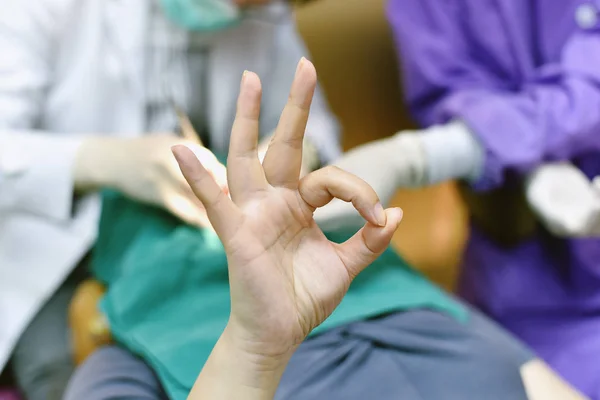 Ärztin chirurgische Patientin nach Unfall im Krankenhaus, ok Geste Symbol, Gesundheits- und Zahnversicherungskonzept. — Stockfoto