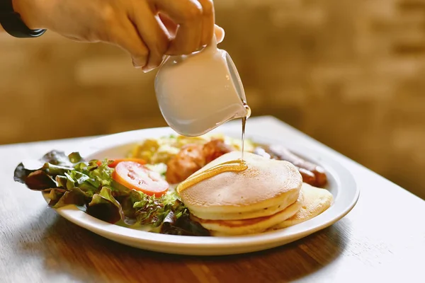 Ev yapımı kolay kahvaltı yemeği, el yapımı şuruplu krep yığını, salata ve çırpılmış yumurta.. — Stok fotoğraf